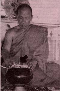 หนุมานรุ่นแรกตัวครู เผด็จศึกคึกฤทธิ์ หลวงพ่อสุพจน์ วัดศรีทรงธรรม เนื้อทองผสมรมดำ ปี49 (2) - คลิกที่นี่เพื่อดูรูปภาพใหญ่