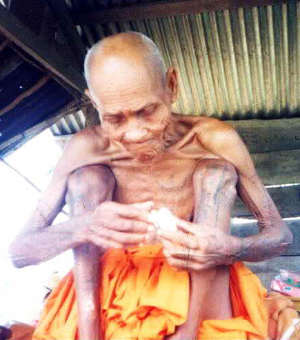 พระขุนแผนมหาเสน่ห์ พิมพ์อุ้มไก่ แช่น้ำมนต์ เนื้อดิน หลวงปู่สรวง บ้านละลม จ.ศรีษะเกษ ปี19 - คลิกที่นี่เพื่อดูรูปภาพใหญ่