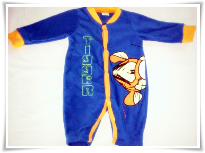 ชุด body suit ชุดเหมือน tigger แฟนซี ลายการการ์ตูนหมีพูและผอเงพื่อน มีรูปเสือ trigger อยู่บนตัวเสื้อ