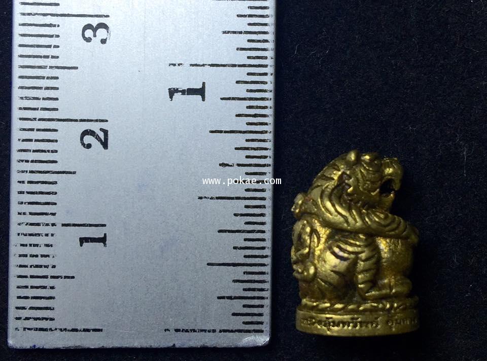 Tiger holds treasure (Brass) by Phra Arjarn O, Phetchabun. - คลิกที่นี่เพื่อดูรูปภาพใหญ่