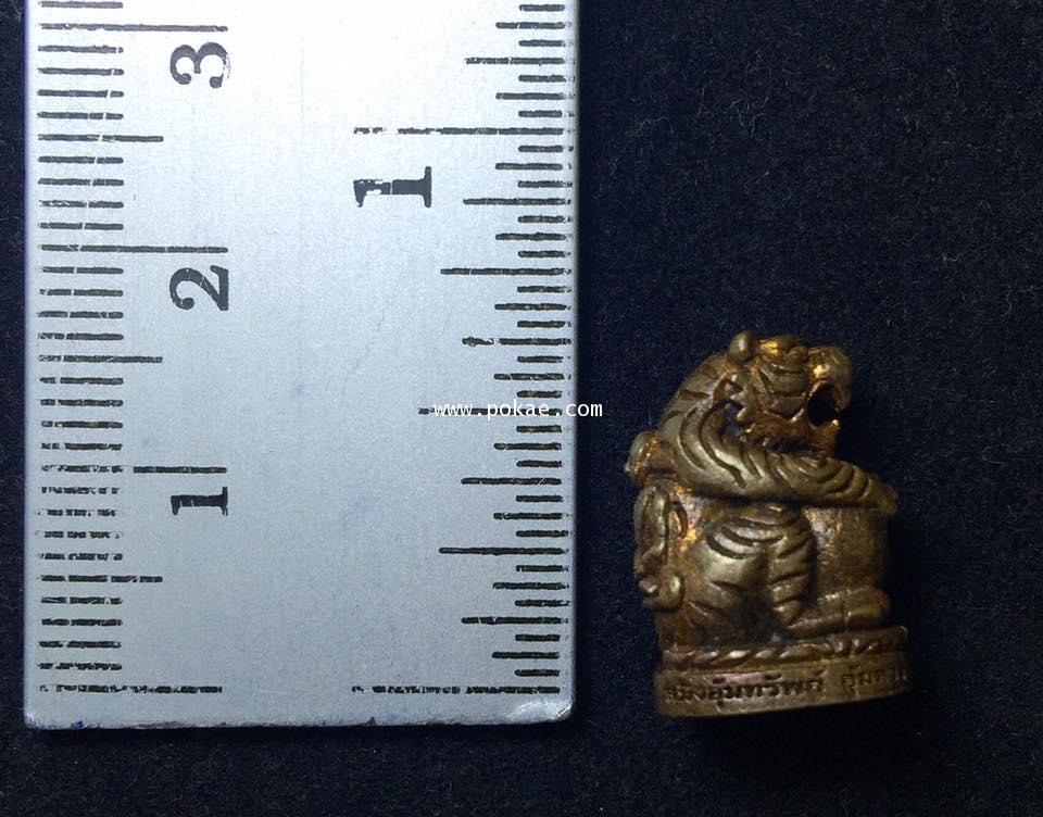 Tiger holds treasure (Bronze) by Phra Arjarn O, Phetchabun. - คลิกที่นี่เพื่อดูรูปภาพใหญ่