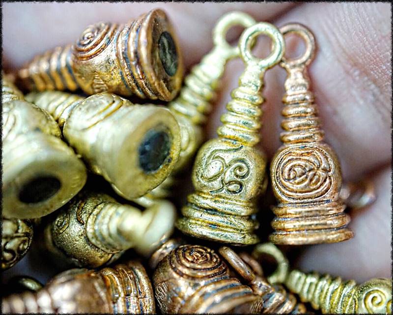 Pagoda Of Goodness (Brass) by Phra Arjarn O, Phetchabun. - คลิกที่นี่เพื่อดูรูปภาพใหญ่