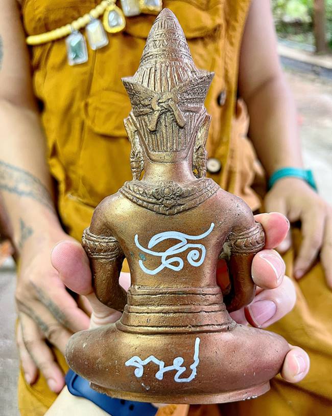 Somdej Phra Thammarart (Smoked Brown Brass) by Phra Arjarn O, Phetchabun. - คลิกที่นี่เพื่อดูรูปภาพใหญ่