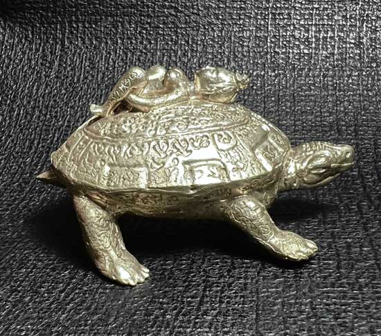 Charming Mantra Turtle King Magic Brass, silver plated, embedded with bell by Arjarn Jiam, - คลิกที่นี่เพื่อดูรูปภาพใหญ่