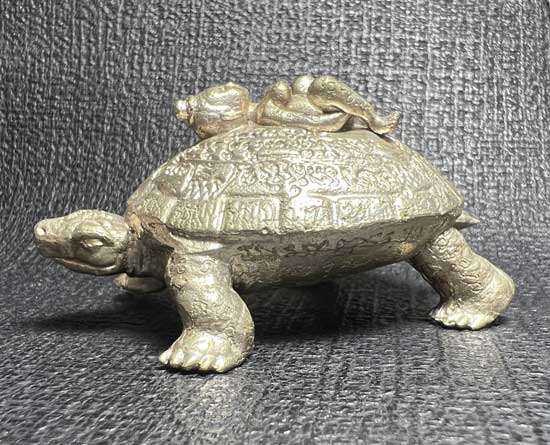 Charming Mantra Turtle King Magic Brass, silver plated, embedded with bell by Arjarn Jiam, - คลิกที่นี่เพื่อดูรูปภาพใหญ่