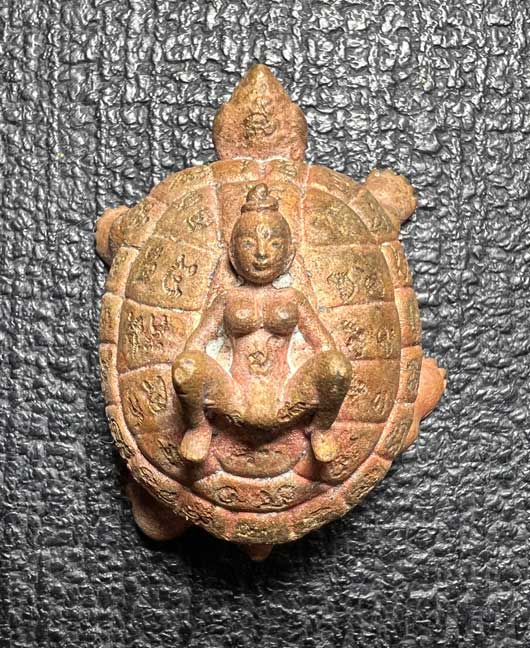 Charming Mantra Turtle King, Golden bronze, raw skin, special yantra engraved by Arjarn Jiam - คลิกที่นี่เพื่อดูรูปภาพใหญ่
