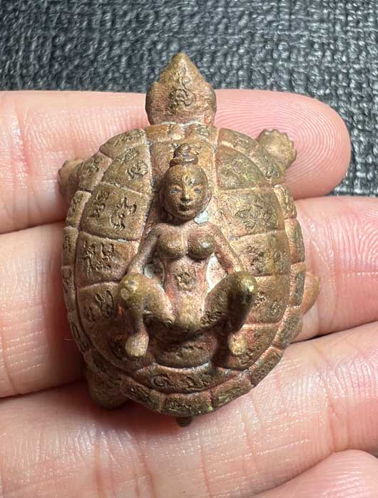 Charming Mantra Turtle King, Golden bronze, raw skin, special yantra engraved by Arjarn Jiam - คลิกที่นี่เพื่อดูรูปภาพใหญ่