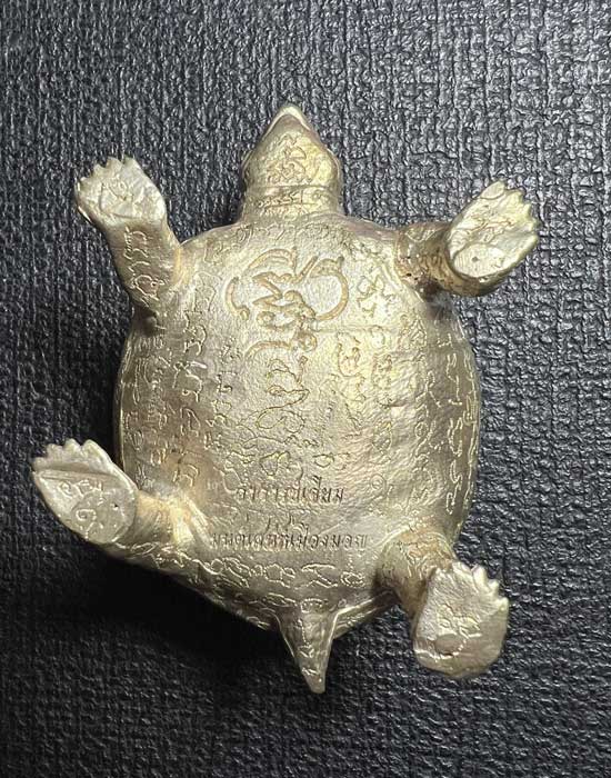 Charming Mantra Turtle King, Magic brass, silver plated by Arjarn Jiam. - คลิกที่นี่เพื่อดูรูปภาพใหญ่