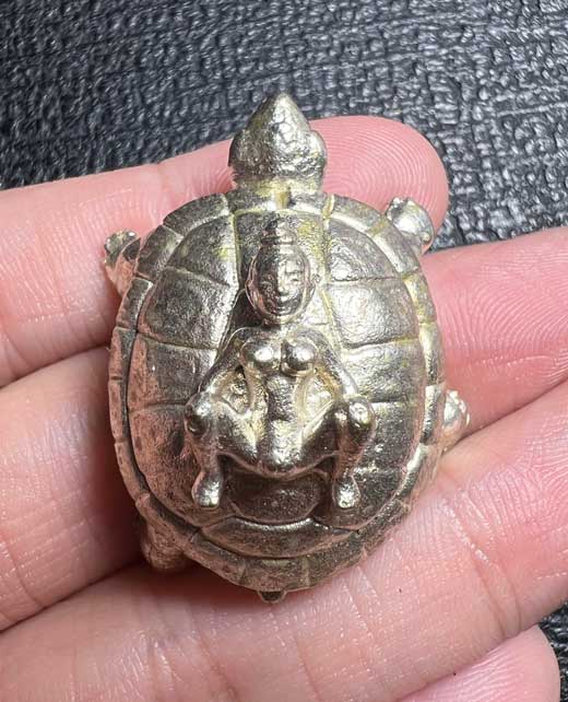 Charming Mantra Turtle King, Magic brass, silver plated by Arjarn Jiam. - คลิกที่นี่เพื่อดูรูปภาพใหญ่