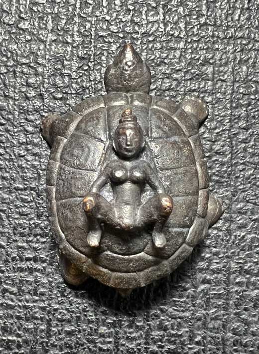 Charming Mantra Turtle King, (Golden bronze, black plated) by Arjarn Jiam. - คลิกที่นี่เพื่อดูรูปภาพใหญ่