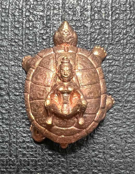 Charming Mantra Turtle King, (Golden bronze) by Arjarn Jiam. - คลิกที่นี่เพื่อดูรูปภาพใหญ่