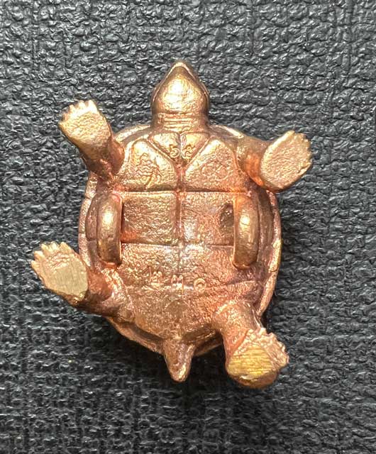 Charming Mantra Turtle King, (Golden bronze) by Arjarn Jiam. - คลิกที่นี่เพื่อดูรูปภาพใหญ่