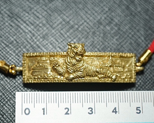 Sleeping Eating Tiger Bangle (Brass)  by Arjarn Inkaew, Dong Phaya Tham Institution. - คลิกที่นี่เพื่อดูรูปภาพใหญ่