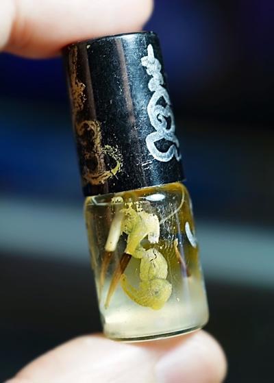 Dok Din Hall-Enchanting Oil by Arjarn O Sakda, Ban Tong Mon Magic Academy - คลิกที่นี่เพื่อดูรูปภาพใหญ่