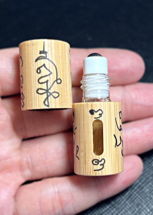 Love-Cultivating Parasitic Plant Oil by Arjarn O Sakda, Ban Tong Mon Magic Academy - คลิกที่นี่เพื่อดูรูปภาพใหญ่