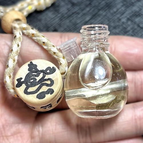 Golden Flower Luring Love Oil by Arjarn O Sakda, Ban Tong Mon Magic Academy - คลิกที่นี่เพื่อดูรูปภาพใหญ่