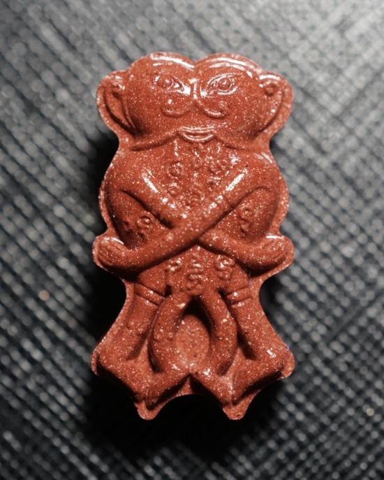 Mon Raman Charming Inn-Kuu (Red Color) by Arjarn Atthakorn Phodee (Arjarn Aut Sak-Yant Mon) - คลิกที่นี่เพื่อดูรูปภาพใหญ่