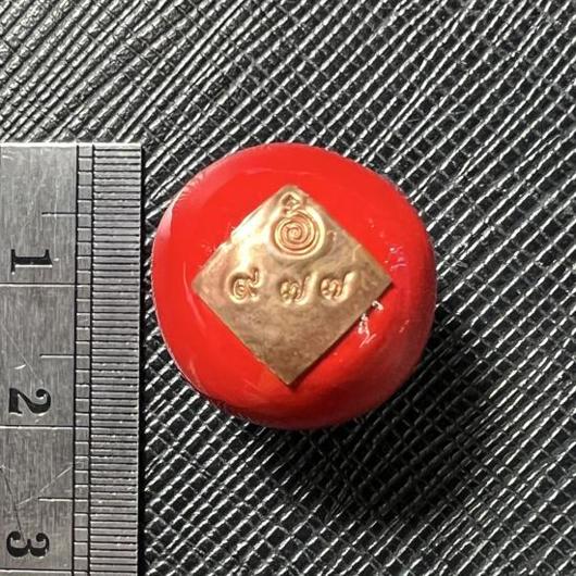 Mon Raman Charming Ball (Copper Takrud, Red) by Arjarn Atthakorn Phodee (Arjarn Aut Sak-Yant Mon) - คลิกที่นี่เพื่อดูรูปภาพใหญ่