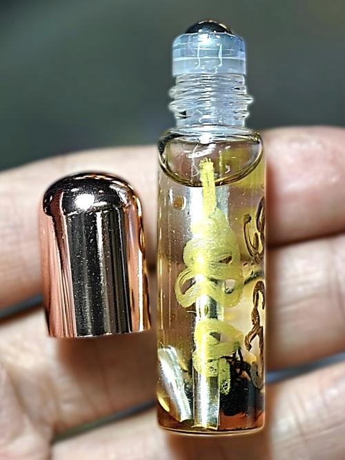 Maha Lam-Of Palace Charming Oil (1st batch) by Arjarn O Sakda, Ban Tong Mon Magic Academy. - คลิกที่นี่เพื่อดูรูปภาพใหญ่