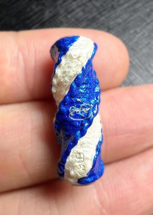 ตะกรุดพญาสาริกาลิ้นทอง (สีขาวสลับสีฟ้า) พระครูวิรัชปัญญาภรณ์ วัดพุตะเคียน, จ.กาญจนบุรี - คลิกที่นี่เพื่อดูรูปภาพใหญ่