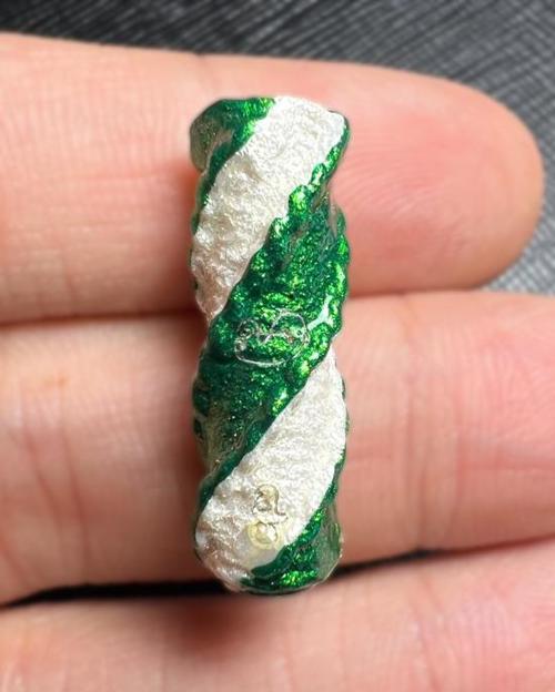 ตะกรุดพญาสาริกาลิ้นทอง (สีขาวสลับสีเขียว) พระครูวิรัชปัญญาภรณ์ วัดพุตะเคียน, จ.กาญจนบุรี - คลิกที่นี่เพื่อดูรูปภาพใหญ่