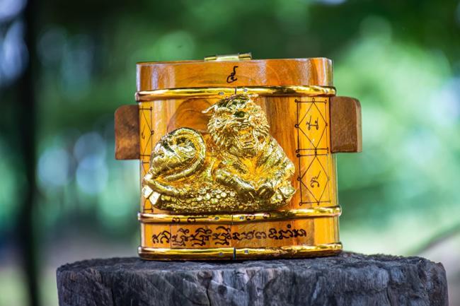 Sleeping Eating Tiger Barrel by Arjarn Inkaew, Dong Phaya Tham Magic Institution. - คลิกที่นี่เพื่อดูรูปภาพใหญ่