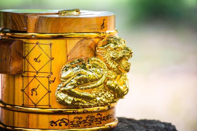 Sleeping Eating Tiger Barrel by Arjarn Inkaew, Dong Phaya Tham Magic Institution. - คลิกที่นี่เพื่อดูรูปภาพใหญ่