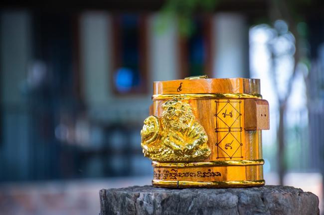 Sleeping Eating Tiger Barrel by Arjarn Inkaew, Dong Phaya Tham Magic Institution. - คลิกที่นี่เพื่อดูรูปภาพใหญ่