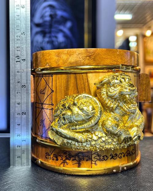 Sleeping Eating Tiger Barrel by Arjarn Inkaew, Dong Phaya Tham Magic Institution. - คลิกที่นี่เพื่อดูรูปภาพใหญ่