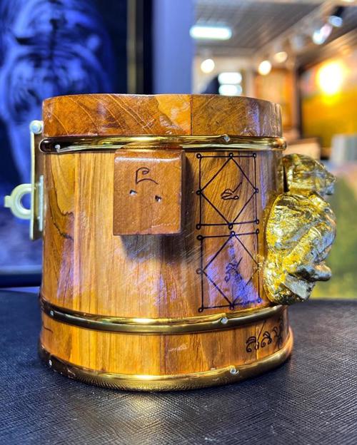 Sleeping Eating Tiger Barrel by Arjarn Inkaew, Dong Phaya Tham Magic Institution. - คลิกที่นี่เพื่อดูรูปภาพใหญ่
