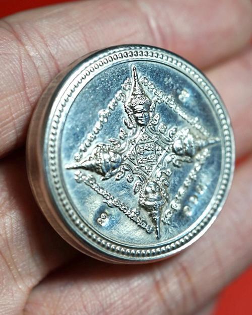 สีผึ้งจันทร์เพ็ญ (ปี2561) พระราชสิริวัชรรังษี หลวงพ่อท่านเจ้าคุณชำนาญ - คลิกที่นี่เพื่อดูรูปภาพใหญ่