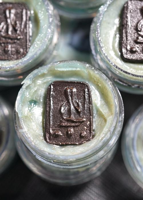 สีผึ้งจันทร์เพ็ญ (ปี2565) พระราชสิริวัชรรังษี หลวงพ่อท่านเจ้าคุณชำนาญ - คลิกที่นี่เพื่อดูรูปภาพใหญ่