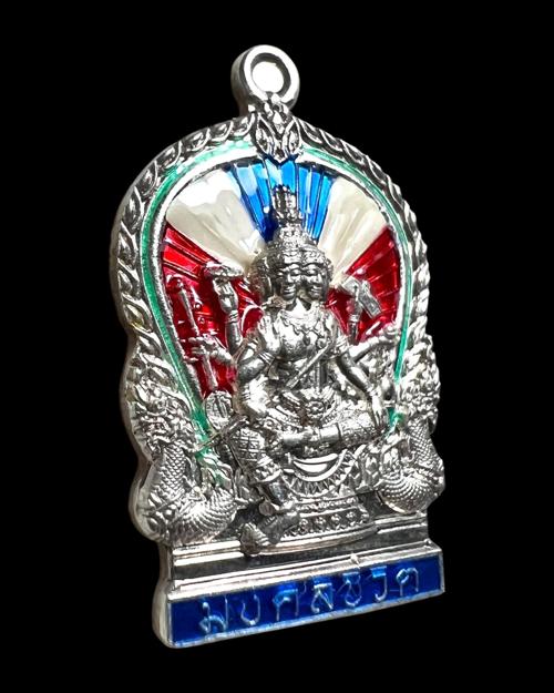 Phra Phrom Sitting On Pedestal Coin (silver, enamel thai flag pattern) by Luang Por Chamnan - คลิกที่นี่เพื่อดูรูปภาพใหญ่