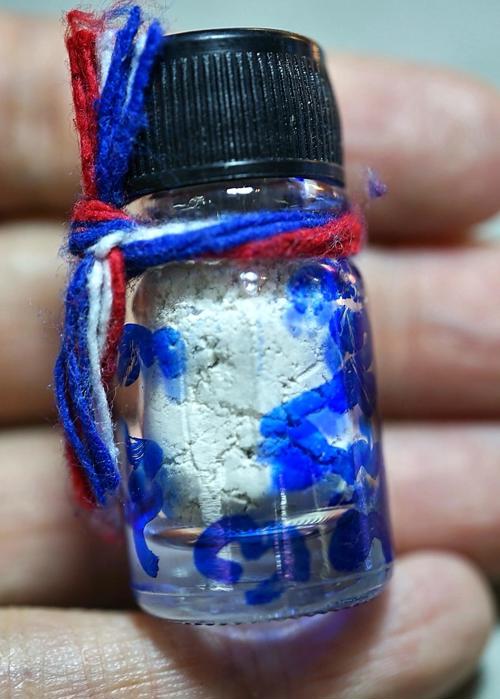 Shadow Puppet Charming Powder by Arjarn Jiam, Mon Raman Charming Mantra - คลิกที่นี่เพื่อดูรูปภาพใหญ่