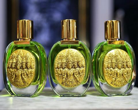 Seven Celestial Apsaras Perfume (big bottle) by Arjarn Inkaew, Dong Phaya Tham Magic Institution. - คลิกที่นี่เพื่อดูรูปภาพใหญ่