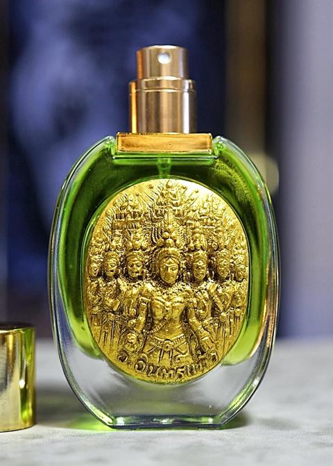 Seven Celestial Apsaras Perfume (big bottle) by Arjarn Inkaew, Dong Phaya Tham Magic Institution. - คลิกที่นี่เพื่อดูรูปภาพใหญ่