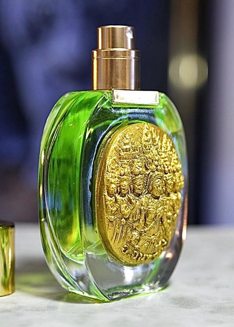 Seven Celestial Apsaras Perfume (big bottle) by Arjarn Inkaew, Dong Phaya Tham Magic Institution. - คลิกที่นี่เพื่อดูรูปภาพใหญ่
