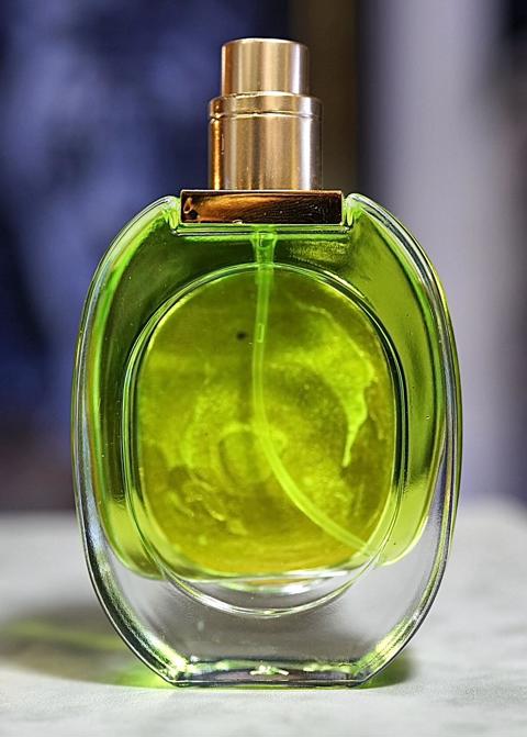 Seven Celestial Apsaras Perfume (big bottle) by Arjarn Inkaew, Dong Phaya Tham Magic Institution. - คลิกที่นี่เพื่อดูรูปภาพใหญ่