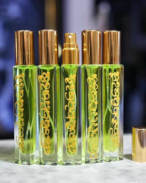 Seven Celestial Apsaras Perfume (small bottle) by Arjarn Inkaew, Dong Phaya Tham Magic Institution. - คลิกที่นี่เพื่อดูรูปภาพใหญ่