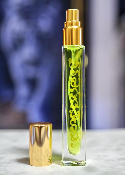 Seven Celestial Apsaras Perfume (small bottle) by Arjarn Inkaew, Dong Phaya Tham Magic Institution. - คลิกที่นี่เพื่อดูรูปภาพใหญ่