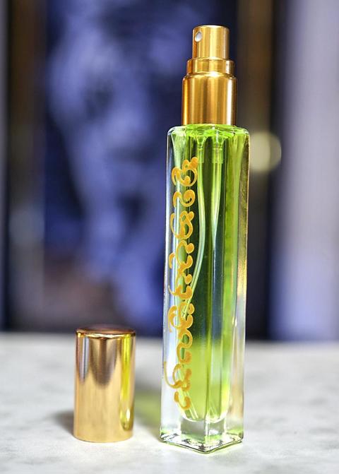 Seven Celestial Apsaras Perfume (small bottle) by Arjarn Inkaew, Dong Phaya Tham Magic Institution. - คลิกที่นี่เพื่อดูรูปภาพใหญ่