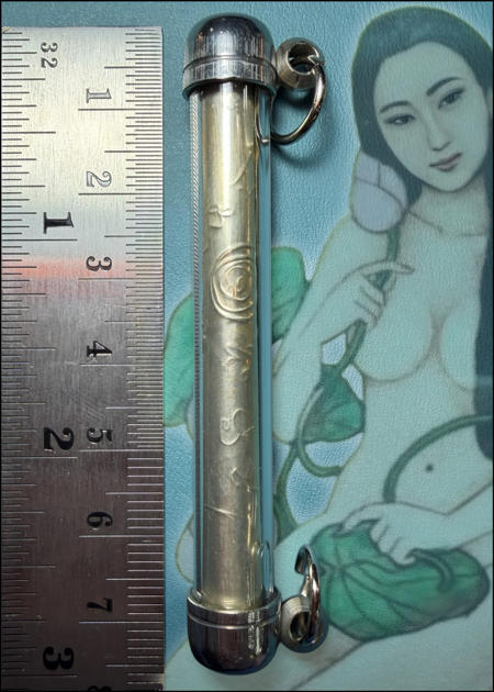 ตะกรุดมหาเสน่ห์บัวบังใบ (เนื้อแปะตั้ง) อาจารย์สุนทร เผือกเที่ยง - คลิกที่นี่เพื่อดูรูปภาพใหญ่