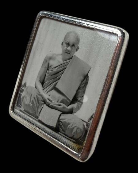 รูปถ่ายหลวงพ่อชำนาญ (หลังจีวร, ตะกรุดเงิน) พระราชสิริวัชรรังษี หลวงพ่อท่านเจ้าคุณชำนาญ - คลิกที่นี่เพื่อดูรูปภาพใหญ่