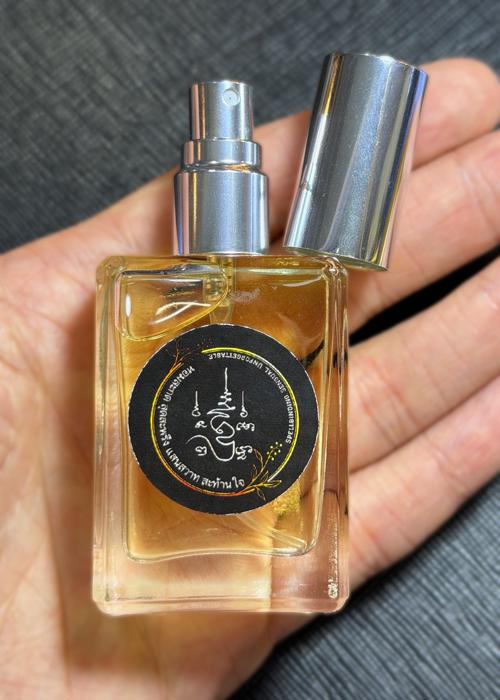 น้ำหอมเสน่ห์ต้องมนต์ (รุ่น.3) อาจารย์โอ ศักดา สำนักบ้านต้องมนต์ - คลิกที่นี่เพื่อดูรูปภาพใหญ่