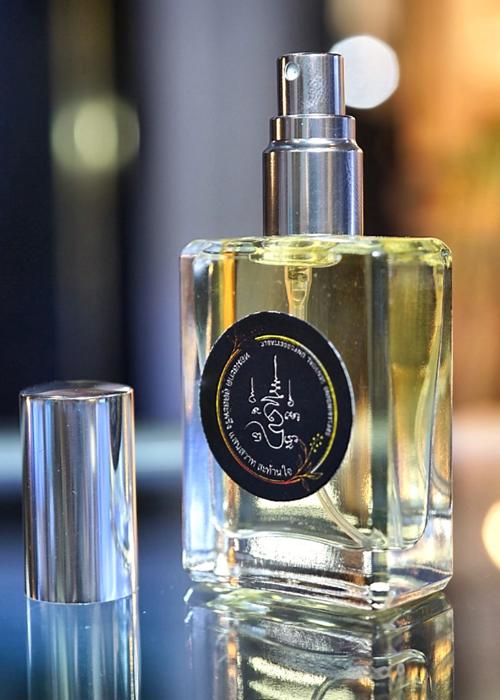 น้ำหอมเสน่ห์ต้องมนต์ (รุ่น.3) อาจารย์โอ ศักดา สำนักบ้านต้องมนต์ - คลิกที่นี่เพื่อดูรูปภาพใหญ่