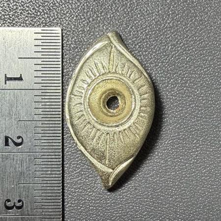 Narai’s All-Seeing Eye (alpaca material) by Arjarn Inkaew, Dong Phaya Tham Institution. - คลิกที่นี่เพื่อดูรูปภาพใหญ่