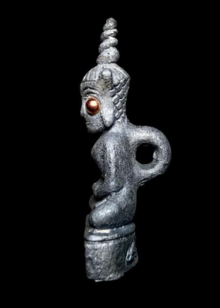 พญางั่งมหามนตราจันทร์เสี้ยว (พิมพ์เล็ก, เนื้อชินตะกั่วทวารวดี) อาจารย์องอาจ สีงาม - คลิกที่นี่เพื่อดูรูปภาพใหญ่